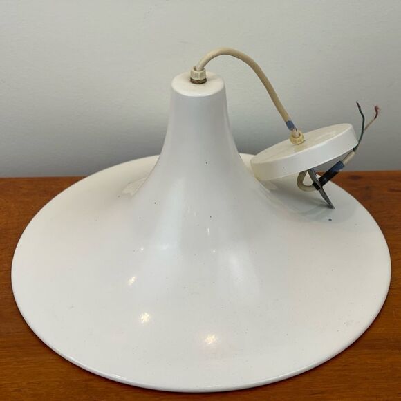 Vintage metal tulip style light fixture || Vintage white light fixture - Picture 1 of 9
